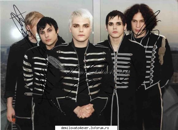 mcr cea mai tare trupa poone acolo :wink2:  :wink2:  :wink2: my chemical romance