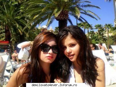 Selena Gomez - DemiLovatoFan - *^prietenii ei*^